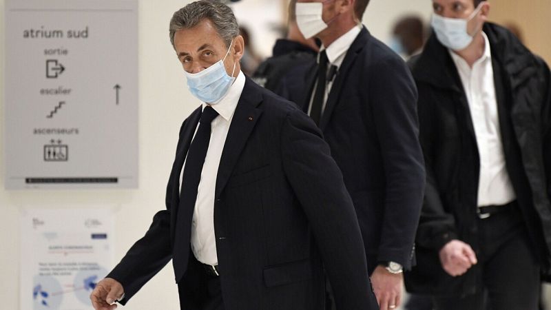 Francia: Sarkozy se sienta en el banquillo para ser juzgado por corrupción y tráfico de influencias