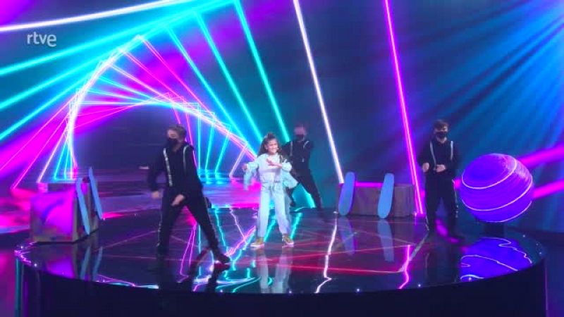 Ensayo de Sole sobre el escenario de Eurovisin Junior