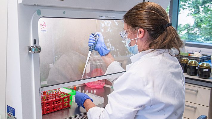 Telediario 1 - La vacuna de Oxford y AstraZeneca, eficaz al 70,4% contra el coronavirus