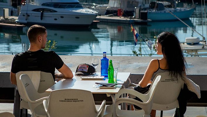 Telediario 1 - La hostelería, la cultura y el deporte reabren en Cataluña, aunque con restricciones