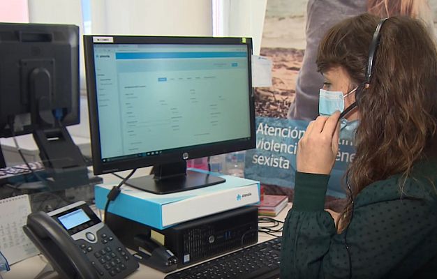 Telediario 1 - Las trabajadoras esenciales del 016 contra la violencia machista