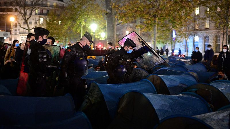 El violento desalojo de inmigrantes acampados en París levanta una oleada de críticas