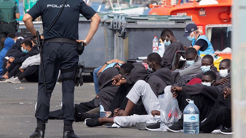 Cientos de migrantes en Europa buscan a sus familiares entre los recién llegados a Arguineguín