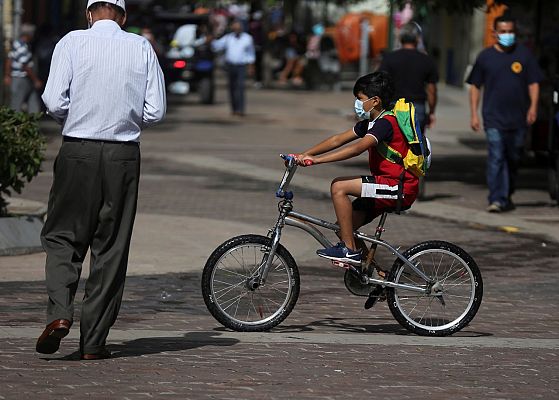 Telediario 1 - Jugar a hacer PCR y Nancys con mascarilla: los juegos también se adaptan a la pandemia