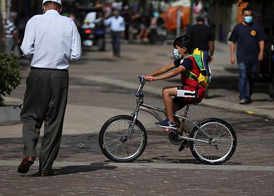Telediario 1 - Jugar a hacer PCR y Nancys con mascarilla: los juegos también se adaptan a la pandemia