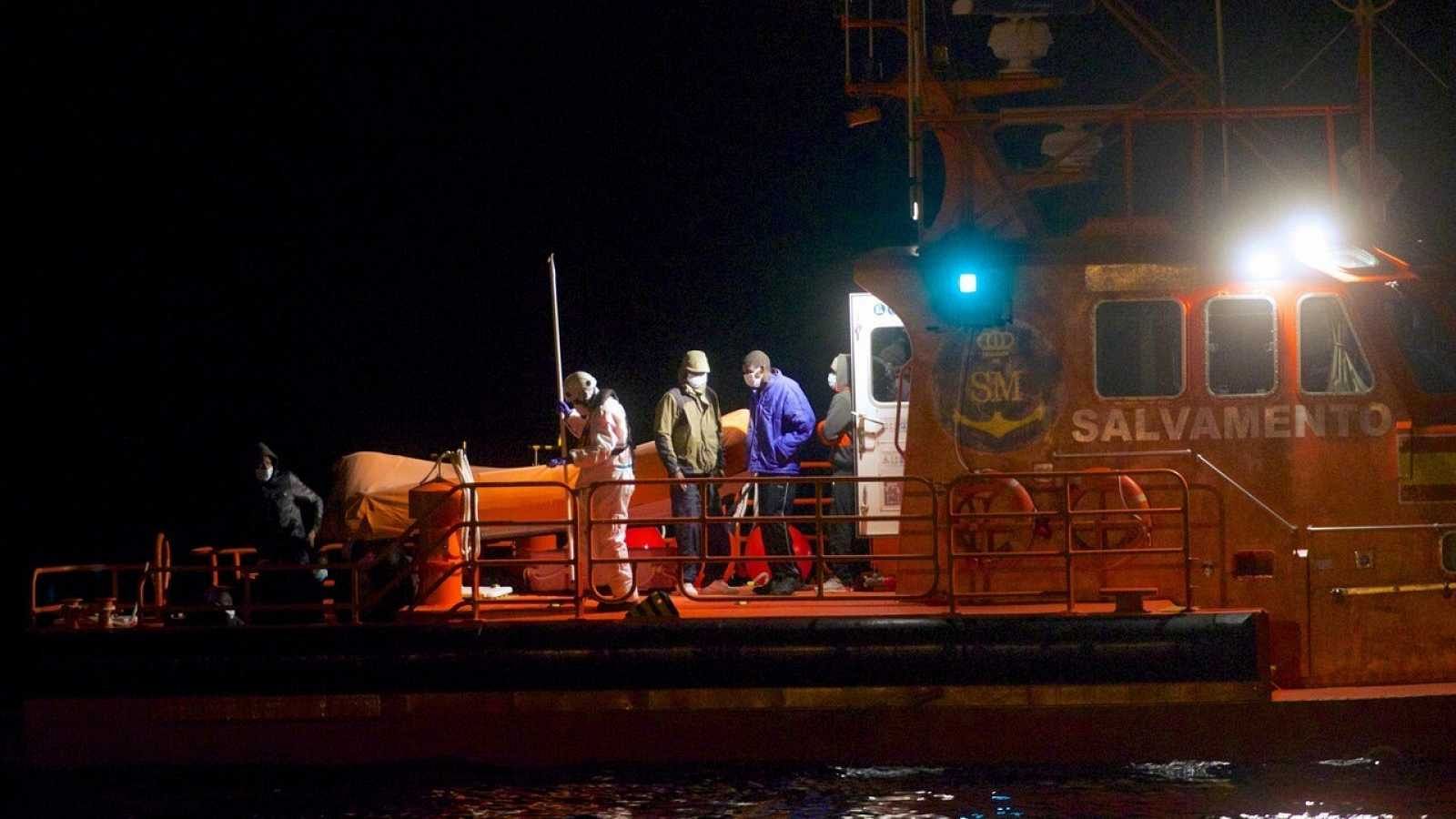 Al menos cuatro muertos tras el naufragio de una patera en Lanzarote cerca de la costa