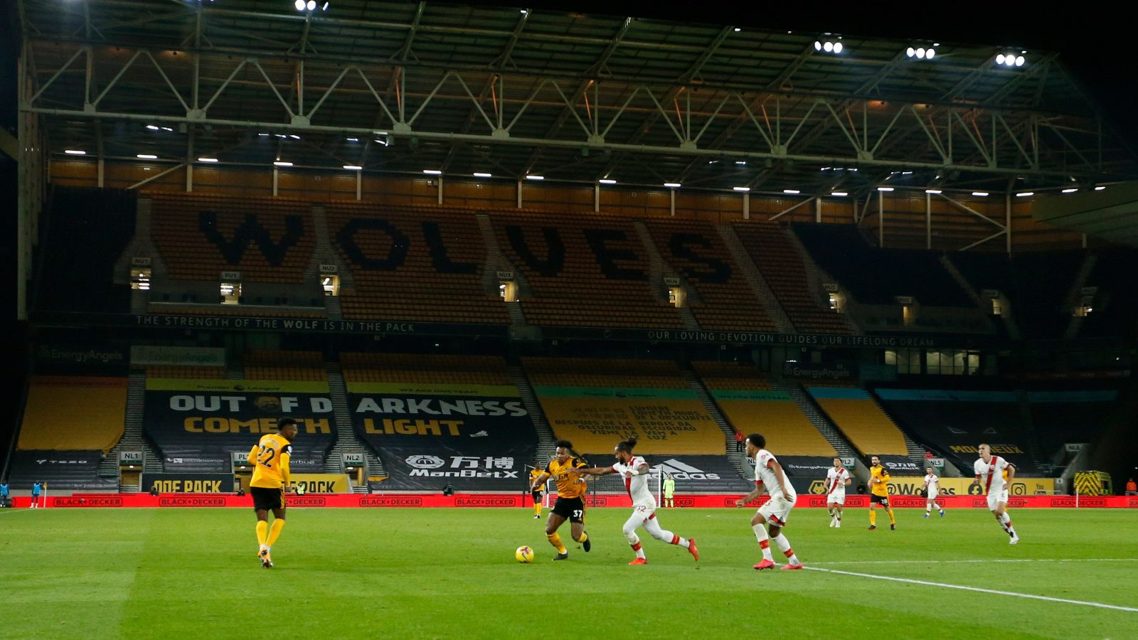 La Premier se plantea aplazar algunos partidos para que puedan jugarse ya con público