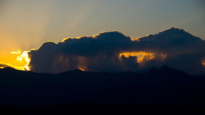 Precipitaciones localmente fuertes o persistentes en Andalucía occidental, Málaga, entorno del sur del sistema Central y en zonas de Canarias