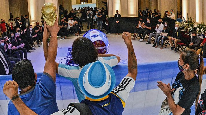 Telediario 1 - Multitudinario adiós a Maradona en la Casa Rosada