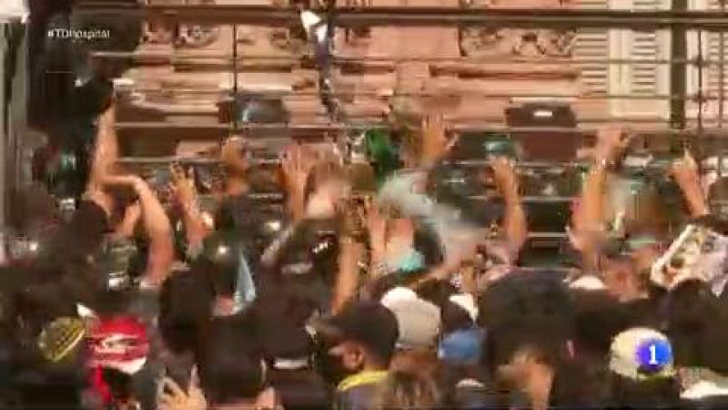 El velatorio de Maradona en la Casa Rosada se desborda