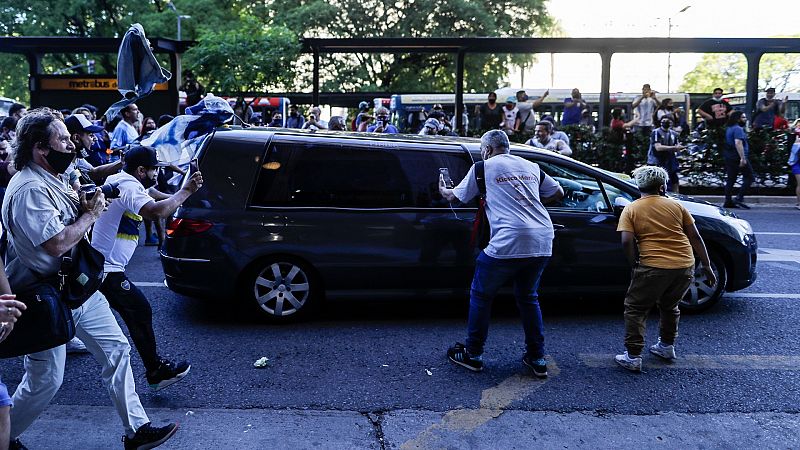 Miles de argentinos colapsan las calles de Buenos Aires para despedir el f�retro de Maradona