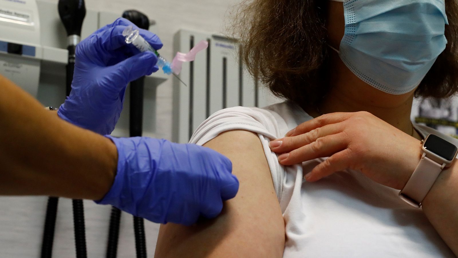 Sanidad divide a la población en 15 grupos para distribuir la vacuna contra la COVID