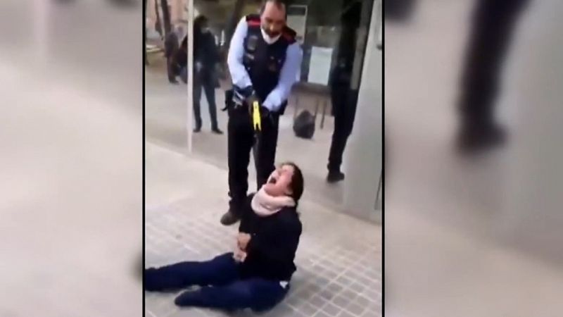 Polémica por la reducción de los Mossos a una joven con una pistola eléctrica en Sabadell