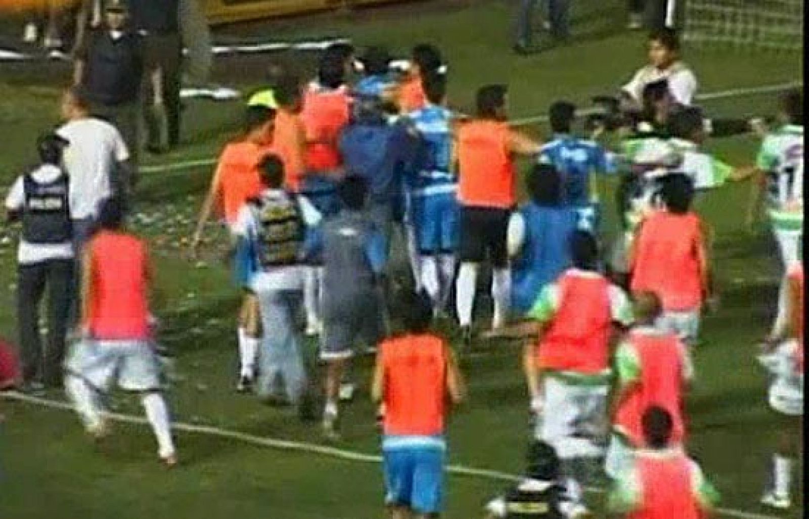 El delantero uruguayo Leonardo Medina, del Oriente Petrolero, sufrió una agresión durante el partido de la liga boliviana disputado el pasado domingo contra el Blooming. 