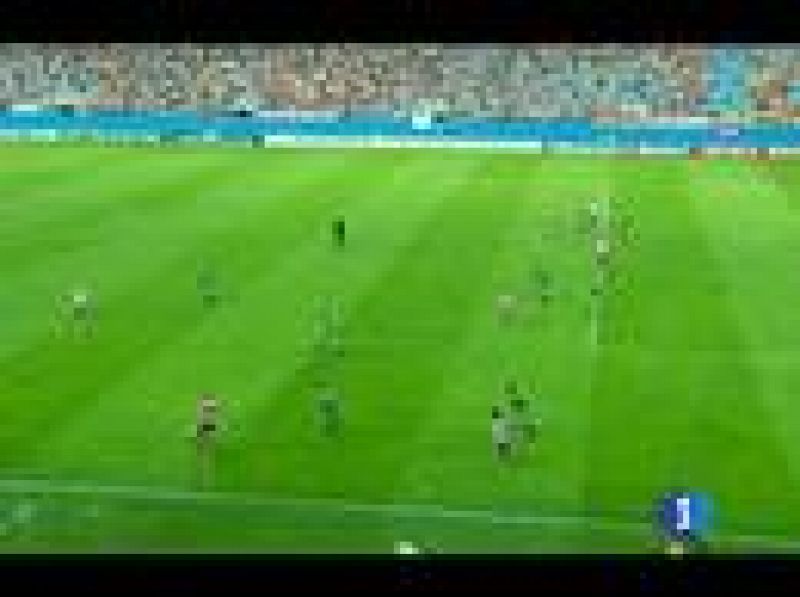 El Atlético de Madrid se ha adelantado en el marcador en el minuto4 con un gol del defensa griego Vintra en propia puerta, tras un remate de Diego Forlán.