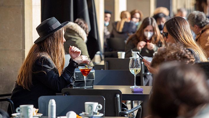 Telediario 1 - Calles y terrazas llenas en el primer fin de semana de compras y luces navideñas