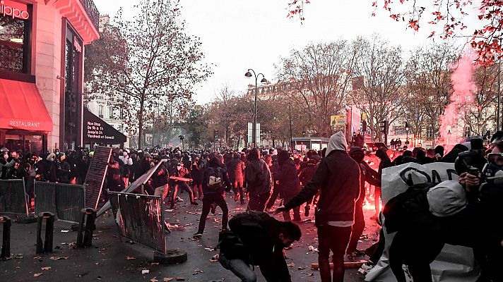 Telediario 1 - Destrozos en el centro de París en los disturbios tras la manifestación contra la violencia policial