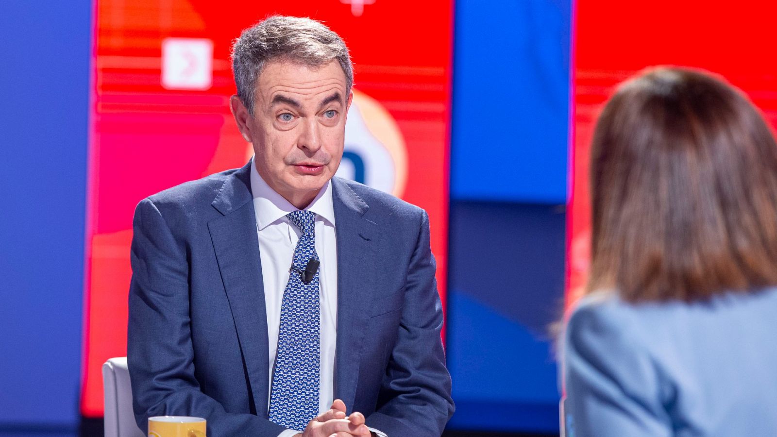 Zapatero pide "apoyo y lealtad al Gobierno" a antiguos dirigentes