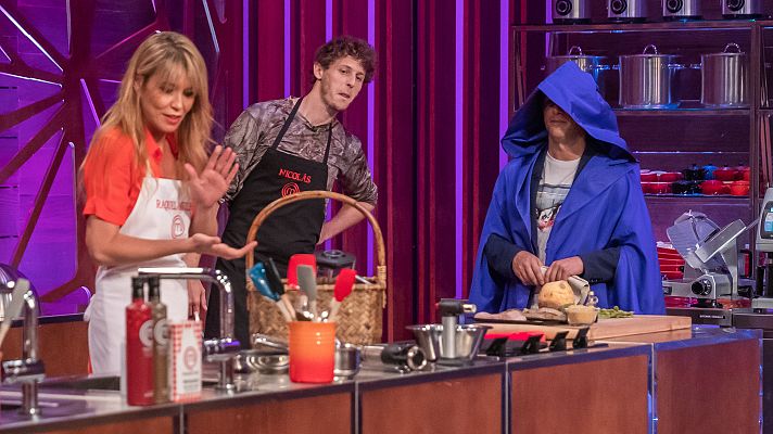 MasterChef Celebrity - Jordi Cruz hechizado por la capa de Josie