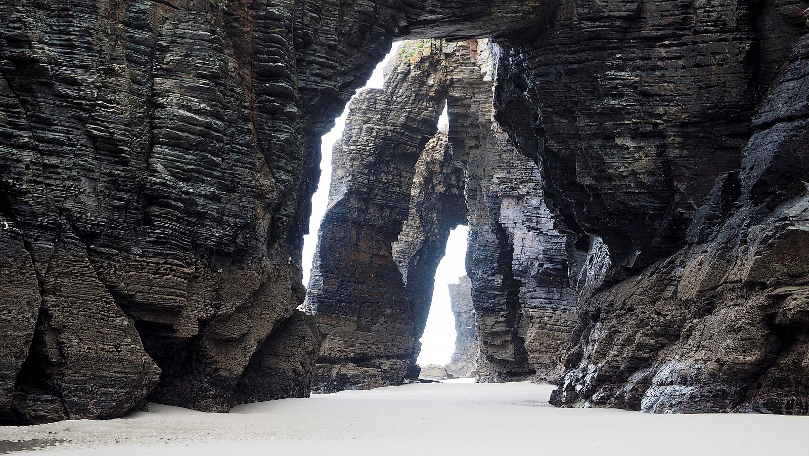 Un nuevo desprendimiento cambia la imagen de la Playa de las Catedrales