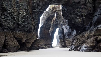 Un nuevo desprendimiento cambia la imagen de la Playa de las Catedrales