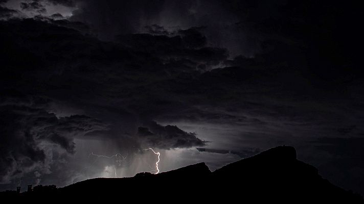 Lluvia fuerte en Canarias y descenso térmico en el centro peninsular