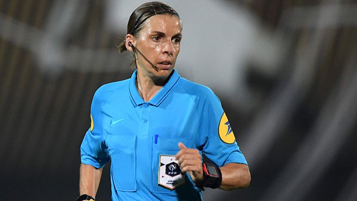 Telediario 1 - Stephanie Frappart, la primera árbitra de la historia en un partido de Champions
