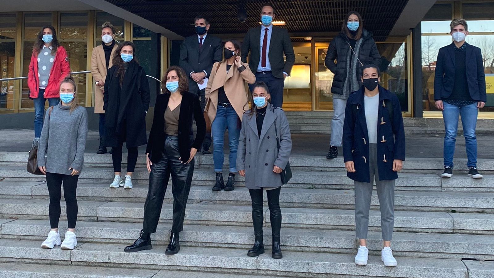 Lozano se reúne con la capitanas para avanzar en la profesionalización femenina del fútbol