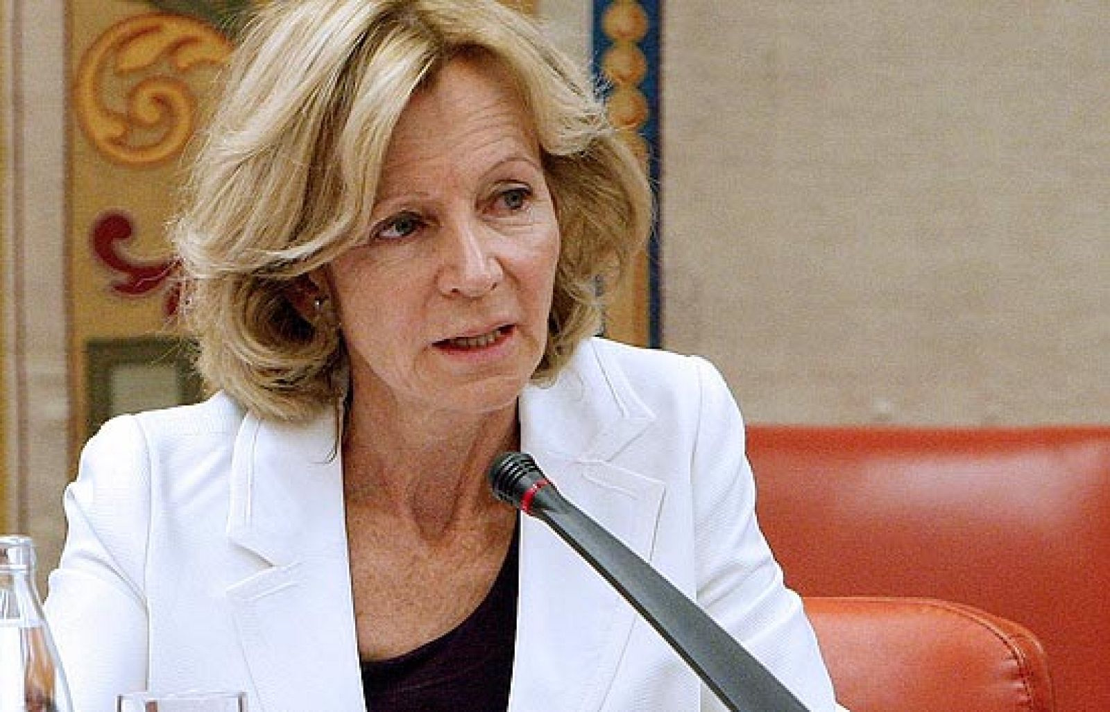 La vicepresidenta económica del Gobierno, Elena Salgado, ha cifrado en 6.000 millones de euros el déficit de las comunidades autónomas con el Estado en 2008 debido a la caída de ingresos. 