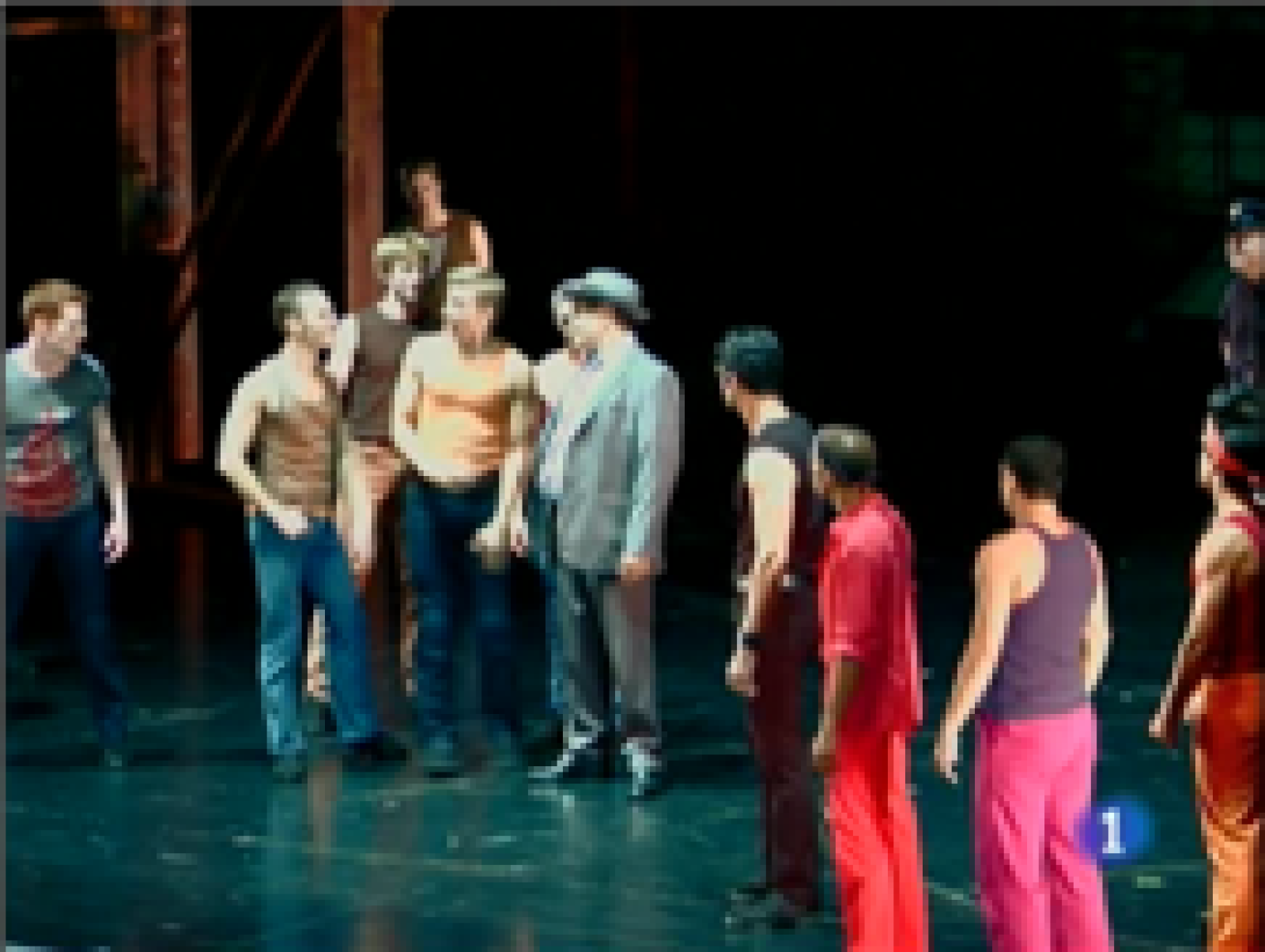  El musical West Side Story llega esta noche al Teatro de La Laboral. Es uno de los atractivos del verano asturiano que, desde hoy, también ofrece a los más pequeños la posibilidad de encontrarse en las calles con 30 mil juguetes. El comienzo de curso está a la vuelta de la esquina, también para una de las grandes empresas asturianas, Arcelor Mittal, que ya tiene listo el horno alto de Gijón, que cerró en mayo, para volver a producir a partir del 1 de septiembre. 