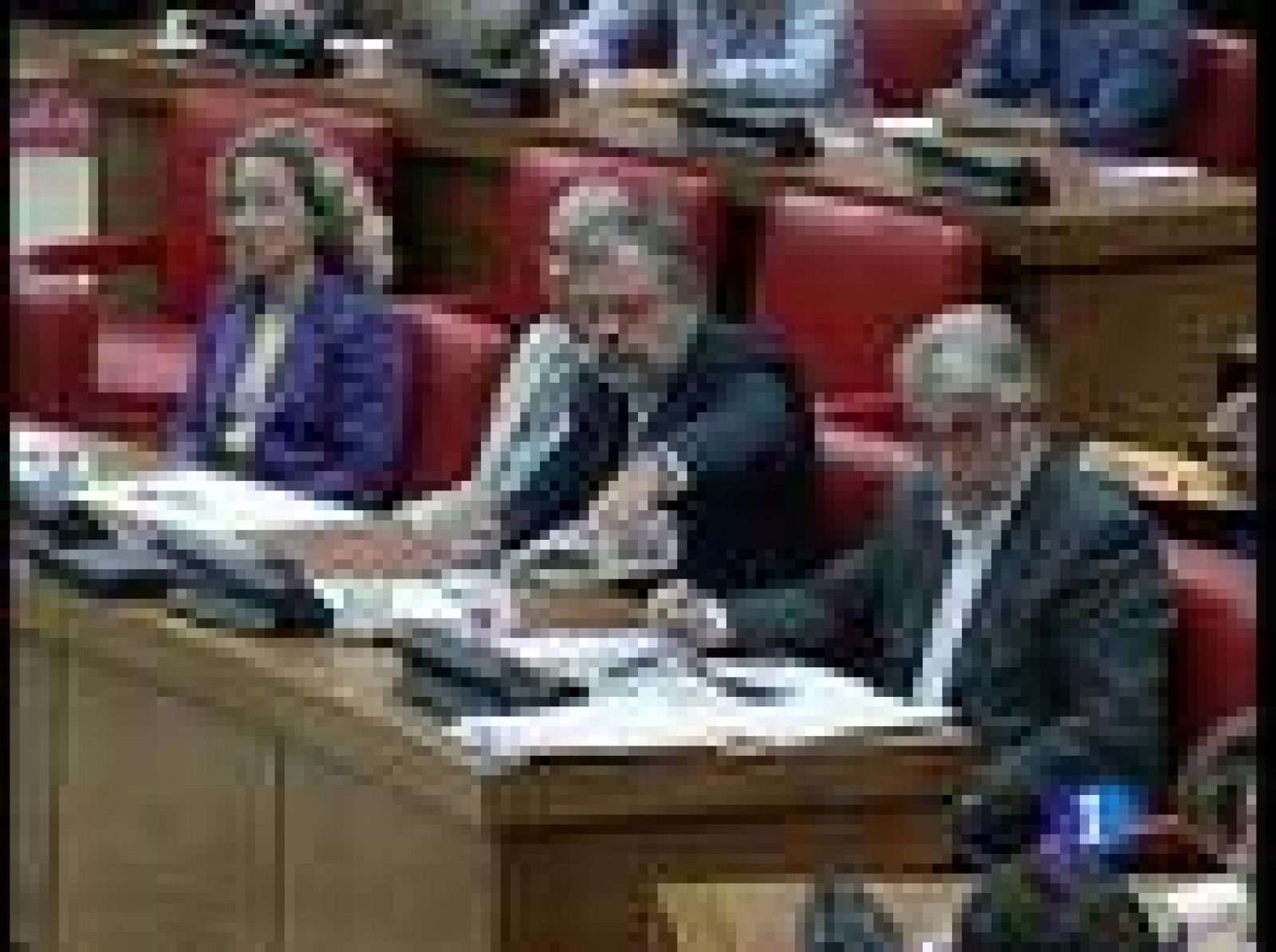 La crisis ha reducido los ingresos de las arcas públicas. Las Autonomías deben 6.000 millones de euros a la Administración Central, según ha revelado la Ministra de Economía en el Congreso, donde ha explicado las claves de nuevo modelo de financiación autonómica. A pesar de la insistencia de todos los grupos, Salgado apenas ha dado pistas de la cantidad que recibirá cada comunidad.