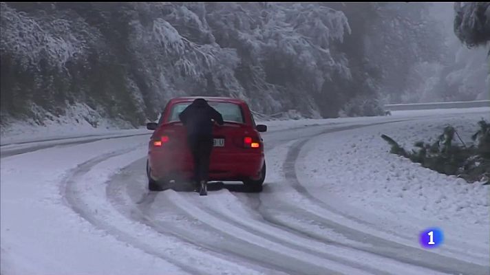A neve e a choiva complican o tráfico en case 40 estradas de Galicia