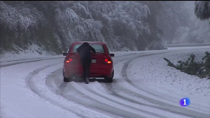 A neve e a choiva complican o trfico en case 40 estradas de Galicia