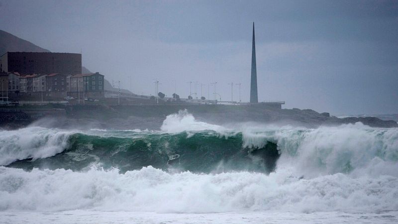 El litoral gallego y cantábrico, en alerta por el temporal de viento y fuerte oleaje