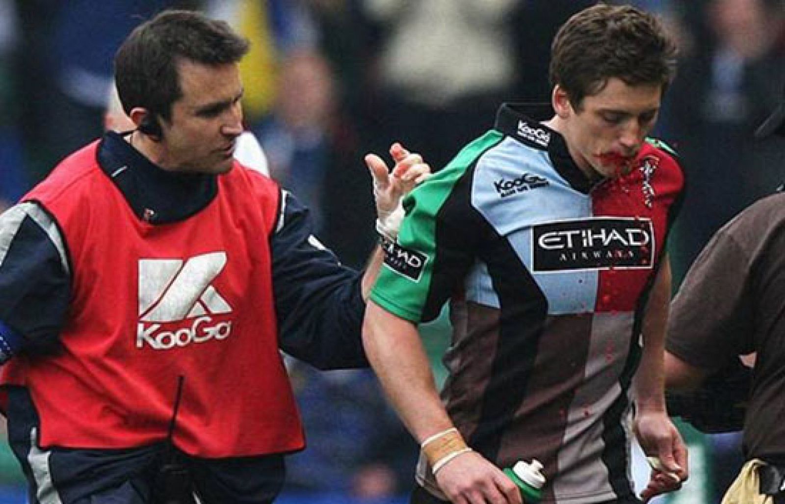 Multado por fingir una herida