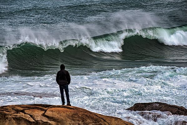 La borrasca Dora deja olas, nieve y frío en buena parte de la Península