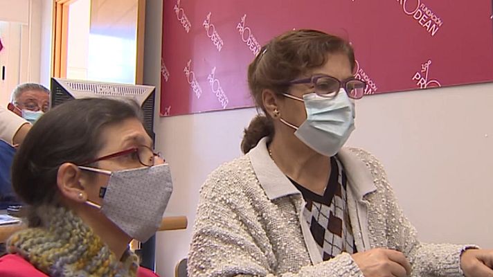 Telediario 1 - Clases para evitar la exclusión digital entre los adultos