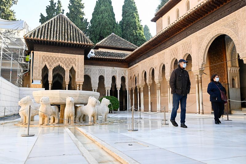 La Alhambra luce solo para unos cuantos privilegiados