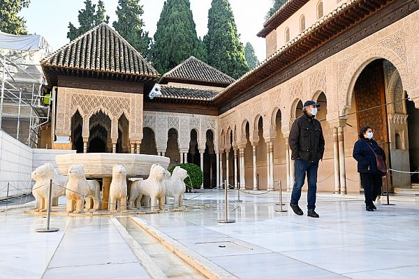 La Alhambra luce solo para unos cuantos privilegiados