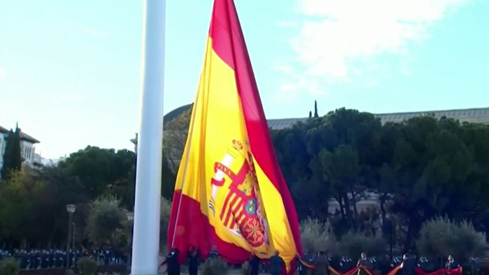 El izado de la bandera da inicio a los actos en el aniversario de la Constitución