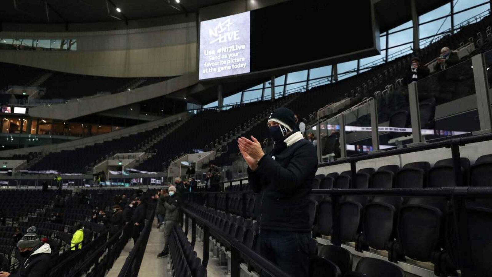 El público regresa a la Premier nueve meses después