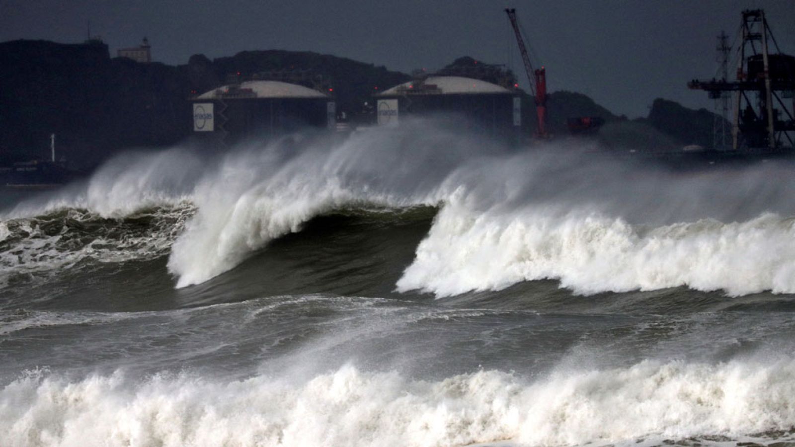 Fuertes vientos, intensas nevadas, lluvias y olas de hasta ocho metros en las regiones del norte