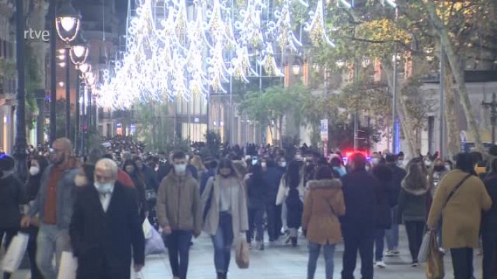 L'Informatiu - Llargues cues per fer les compres de Nadal