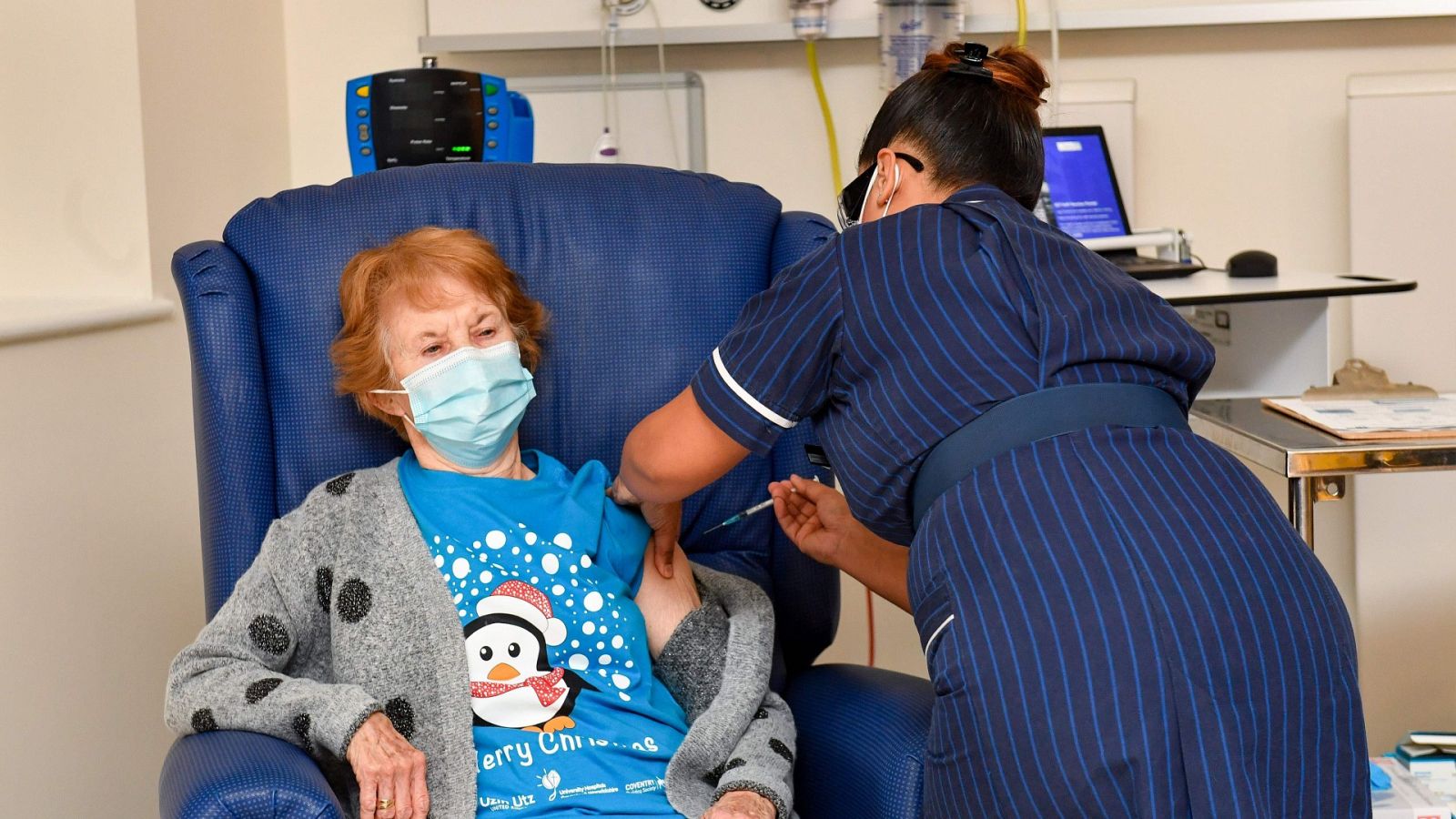 Una mujer británica de 90 años, la primera persona del mundo en recibir la vacuna de Pfizer