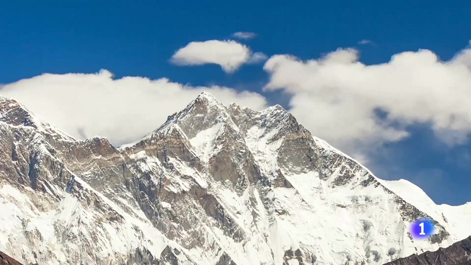 Nepal y China establecen que el Everest mide 8.848,86 metros 