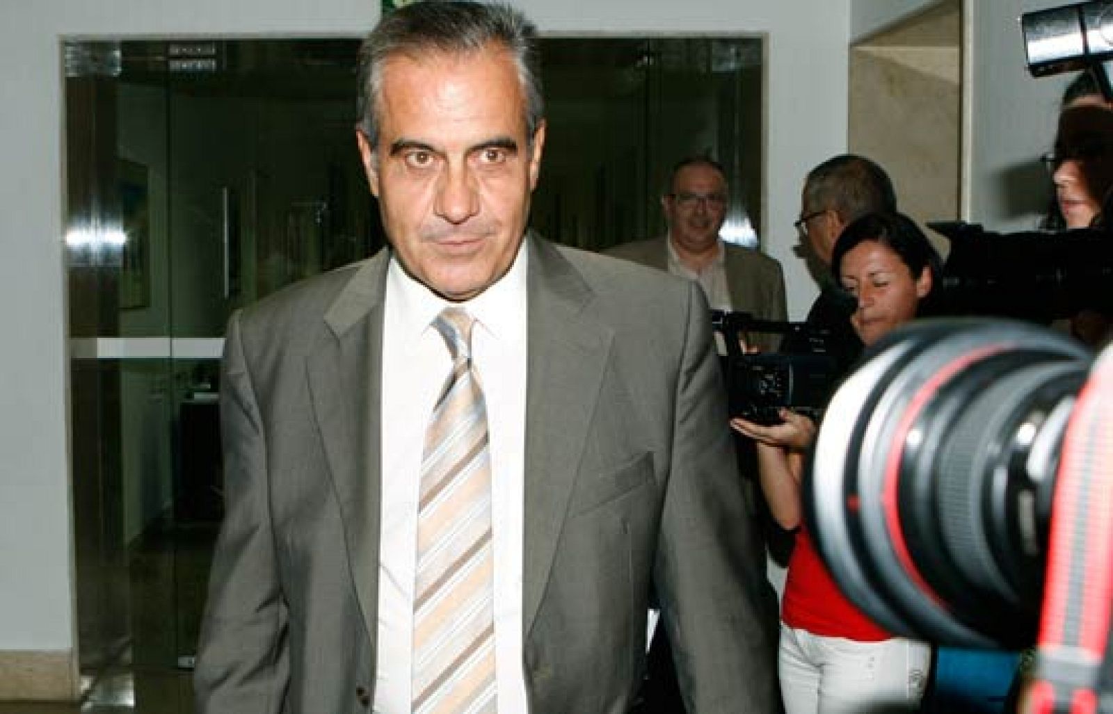 El Gobierno ha abierto la puerta a adelantar la fecha a partir de la cual se puede recibir la ayuda de 420 euros a los parados que hayan agotado ya la prestación por desempleo. 