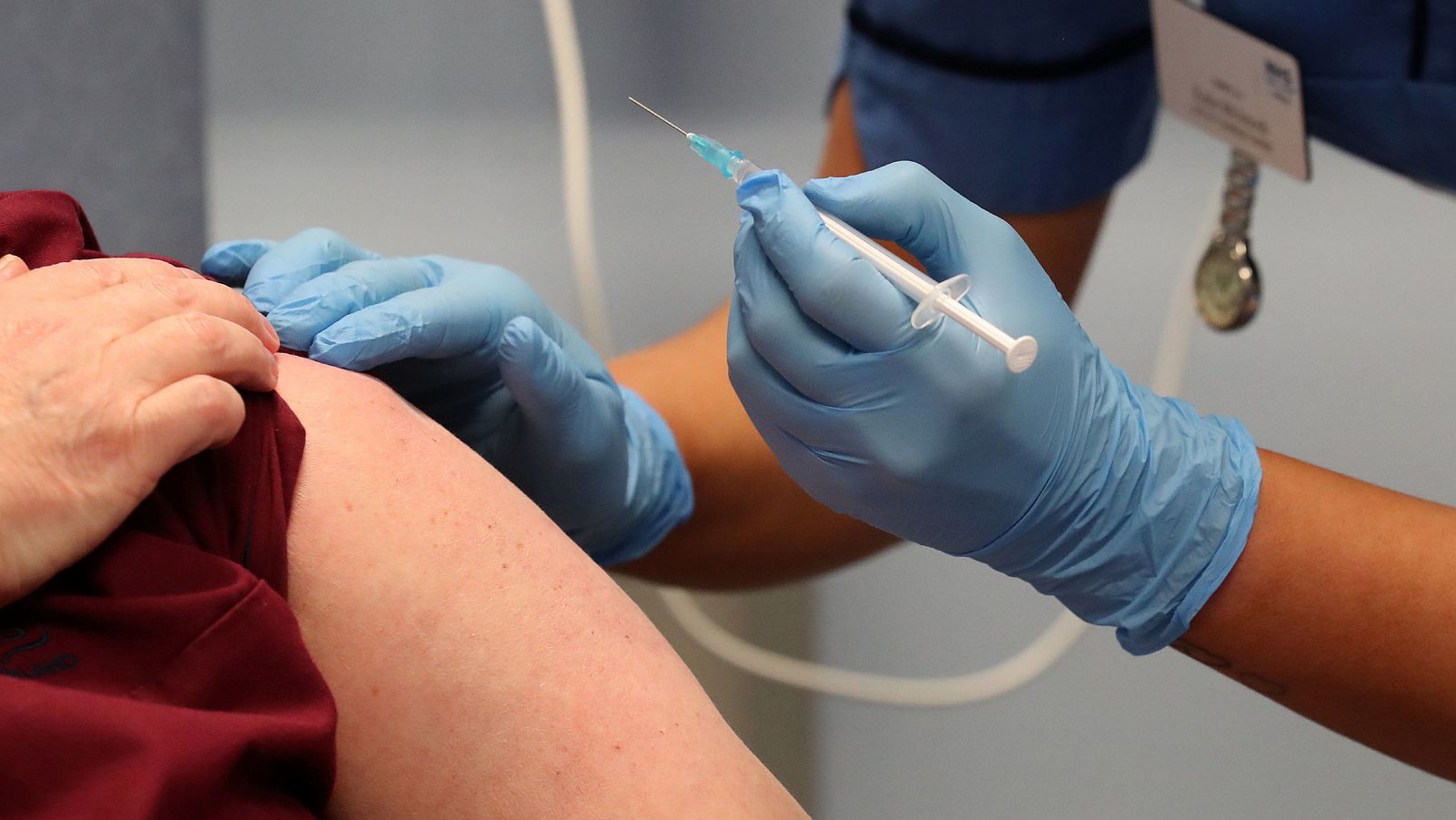Reino Unido desaconseja vacunarse de COVID con alergia grave