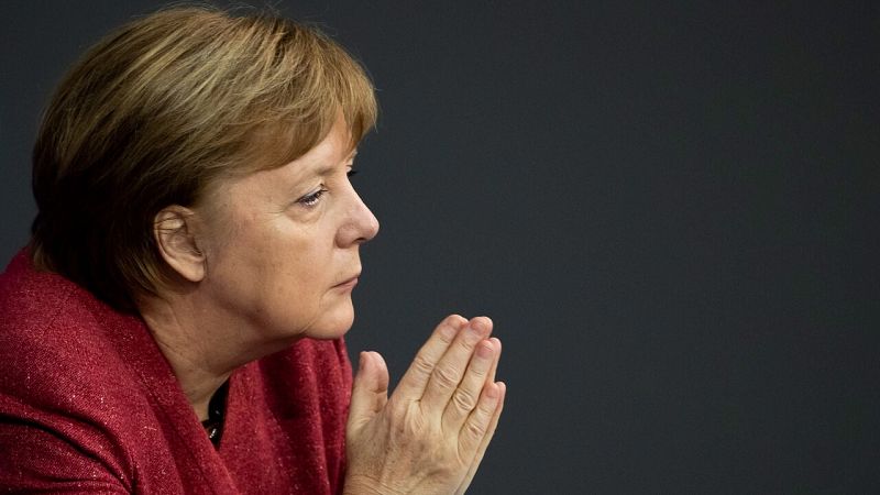 Merkel insta a aprobar nuevas restricciones en Alemania: "Pagar el precio de 590 muertos en un día es inaceptable"
