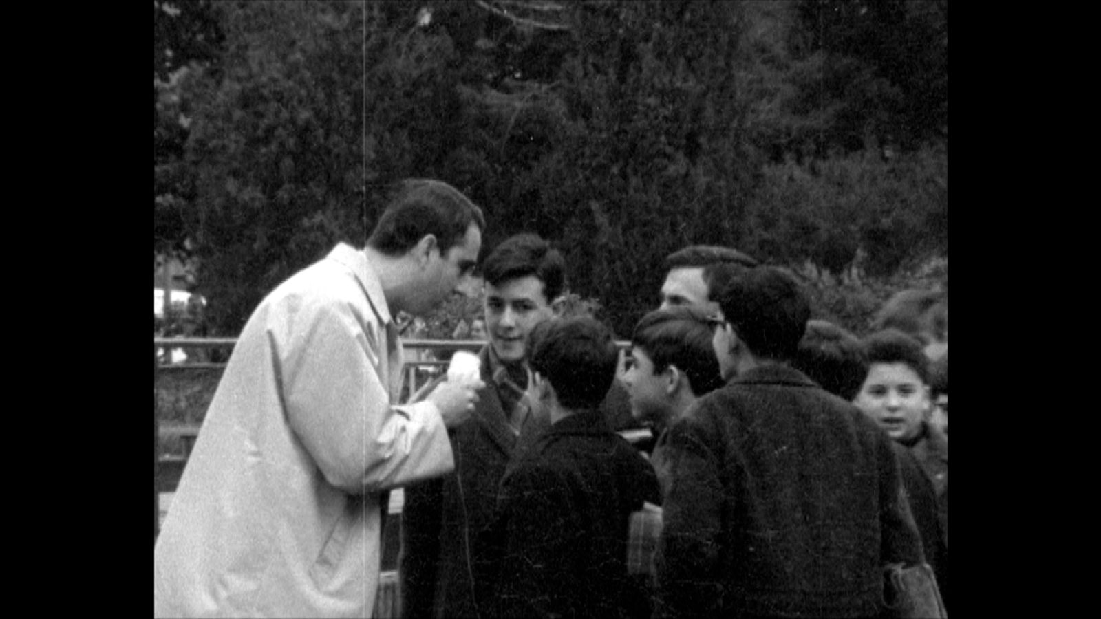 Imprescindibles  explica que, según una encuesta, Mortadelo y Filemón eran los personajes favoritos de los lectores