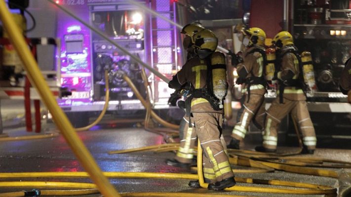 Informativo 24h - Dos heridos críticos y cuatro graves en un incendio en una nave ocupada de Badalona